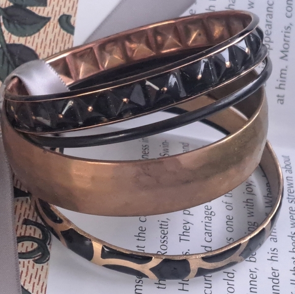 Set of 4 bangle bracelets in gold and black tones - Picture 4 of 4